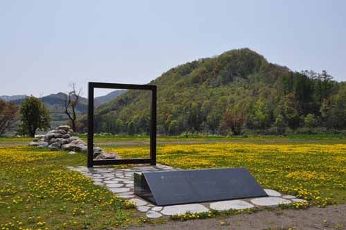 吉野記念碑とたんぽぽ３