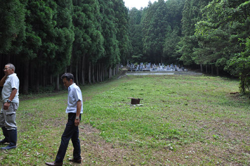 避難所となった部落の墓地